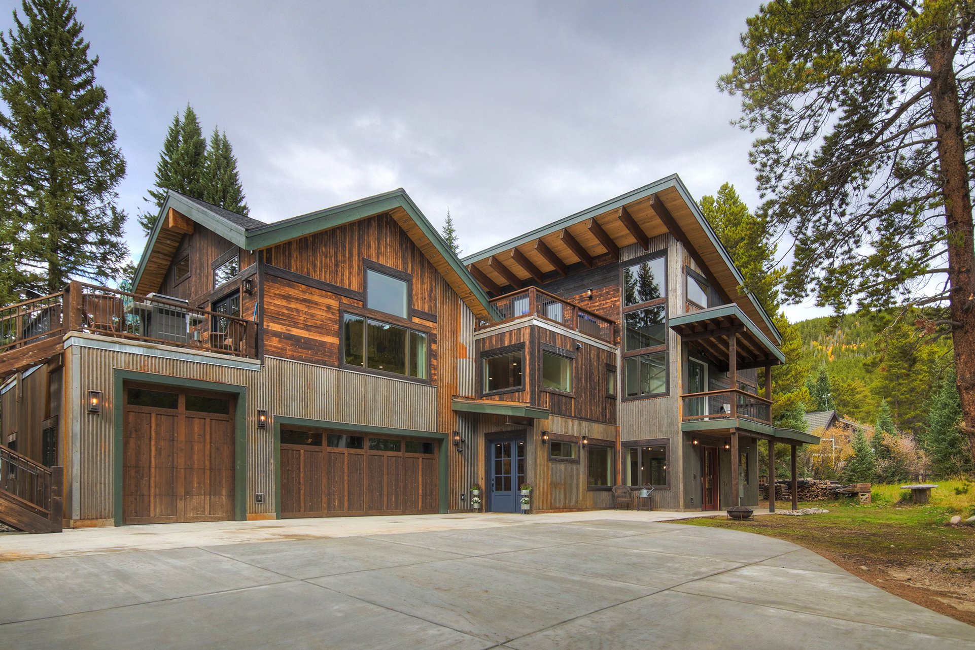Luxe Living Rentals - Brown Cabin Home in the Forest - Colorado Luxury Living